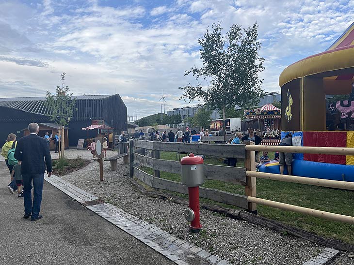 Unterhaltung auch am Rande der Pferdeshow &bdquo;CAVALLUNA Kids  Eine Show steht Kopf&ldquo; am 28. Juli 2023 in M&uuml;nchen-Fr&ouml;ttmaning (&copy;Foto: Martin Schmitz)